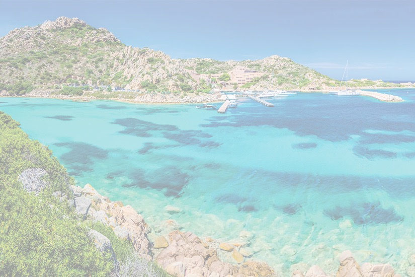 Voiture de location en Sardaigne avec vue sur une crique turquoise et les collines sauvages du littoral