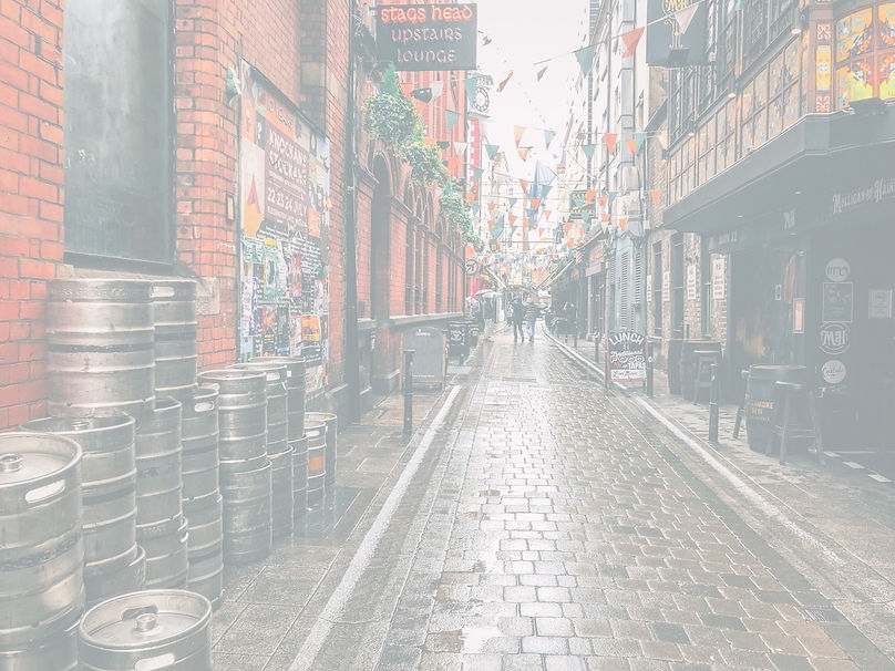 Rue animée de Dublin avec pubs traditionnels et fanions colorés – location de voiture pas chère