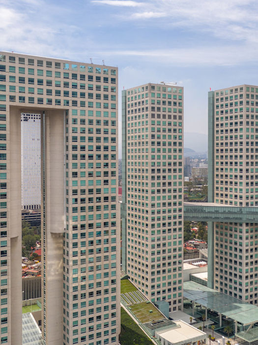 Torres corporativas y residenciales en Bosques de las Lomas, Ciudad de México, con skyline moderno y vista panorámica.