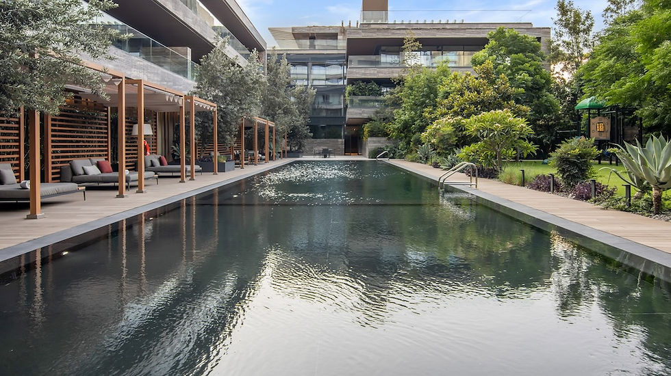 Alberca exterior de Rubén Darío 225 rodeada de vegetación, terrazas privadas y arquitectura residencial de lujo en Polanco