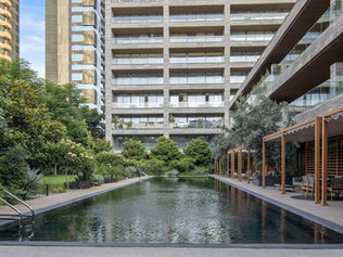 Alberca y jardín central de Rubén Darío 225 con terrazas cubiertas y arquitectura residencial de lujo en Polanco