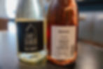 Miniaturbild: Zwei Flaschen des Haus Karlich Frizzante, eine Flasche mit dem Etikett „Weisser Frizz“ und eine Flasche mit dem Etikett „Seer