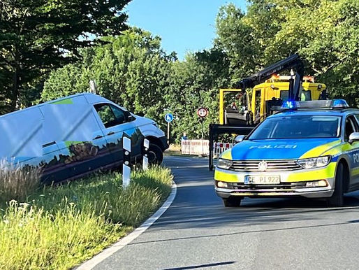 Unfallflucht - Lieferwagen landet im Graben