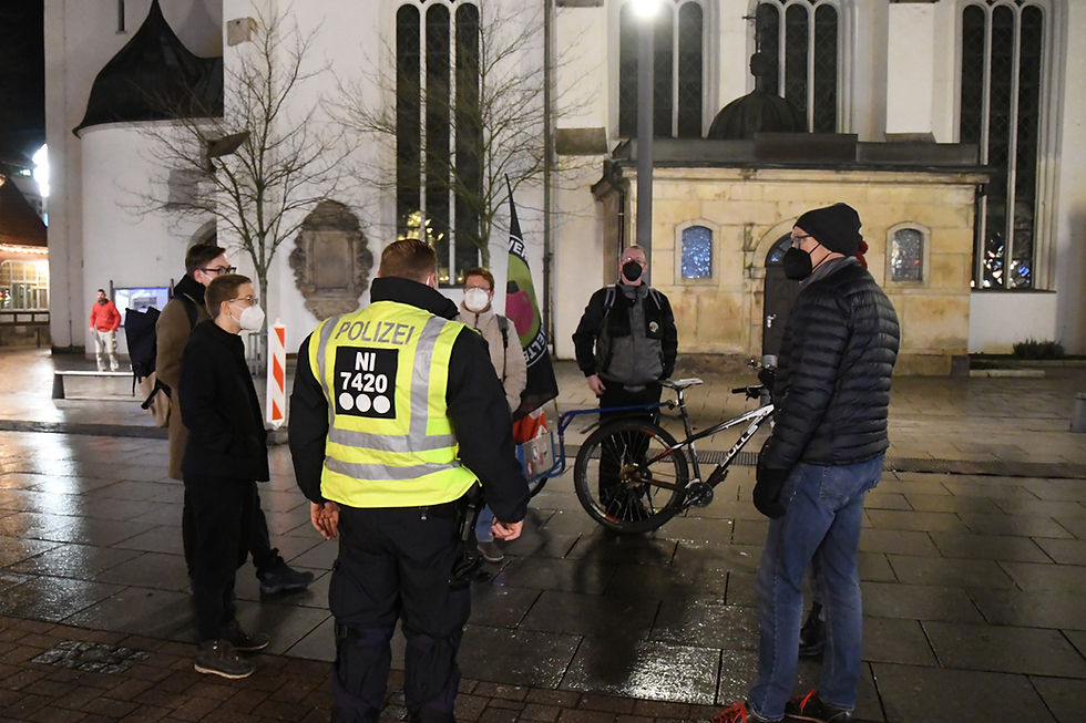 Polizist mit Demonstranten