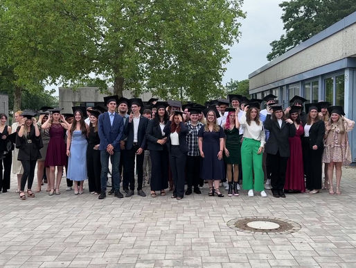 "Hut ab": IGS feiert ersten Abi-Jahrgang | Fotogalerie und Videos