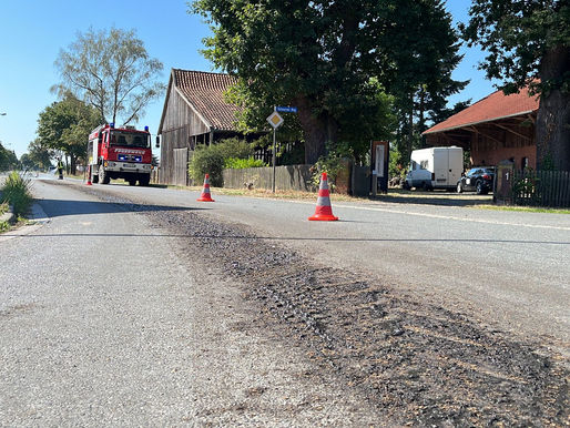 *Update* Treckergespann verliert Gülle - Behinderungen in Flotwedel