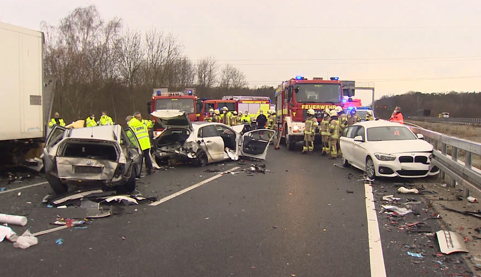 Unfall LKW, PKW, Autobahn, Feuerwehr