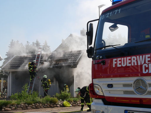 Schuppenbrand in Scheuen - Feuerwehr verhindert Ausbreitung