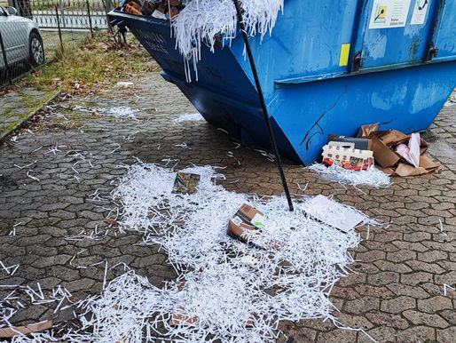 Vandalismus an Papiercontainern von Jugendfeuerwehr und THW