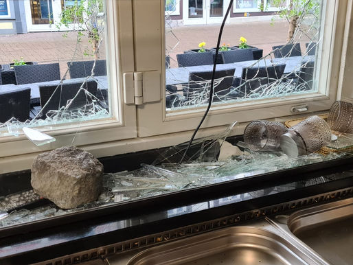 Scheiben bei "Hattis Restaurant" eingeworfen