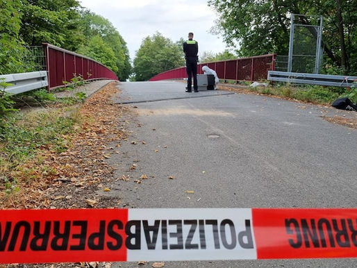 Gullydeckel von Brücke auf A 7 geworfen - Mordkommission ermittelt