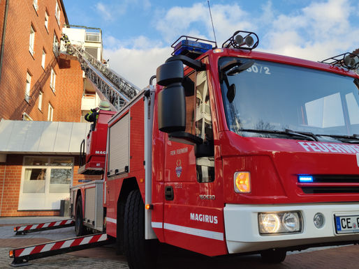Küchenzeile brennt in Seniorenresidenz - Haustechniker verletzt