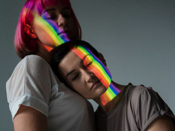Um Guia de Autocuidado para a Saúde Mental da Comunidade LGBTQ+ nas Festas de Final de Ano
