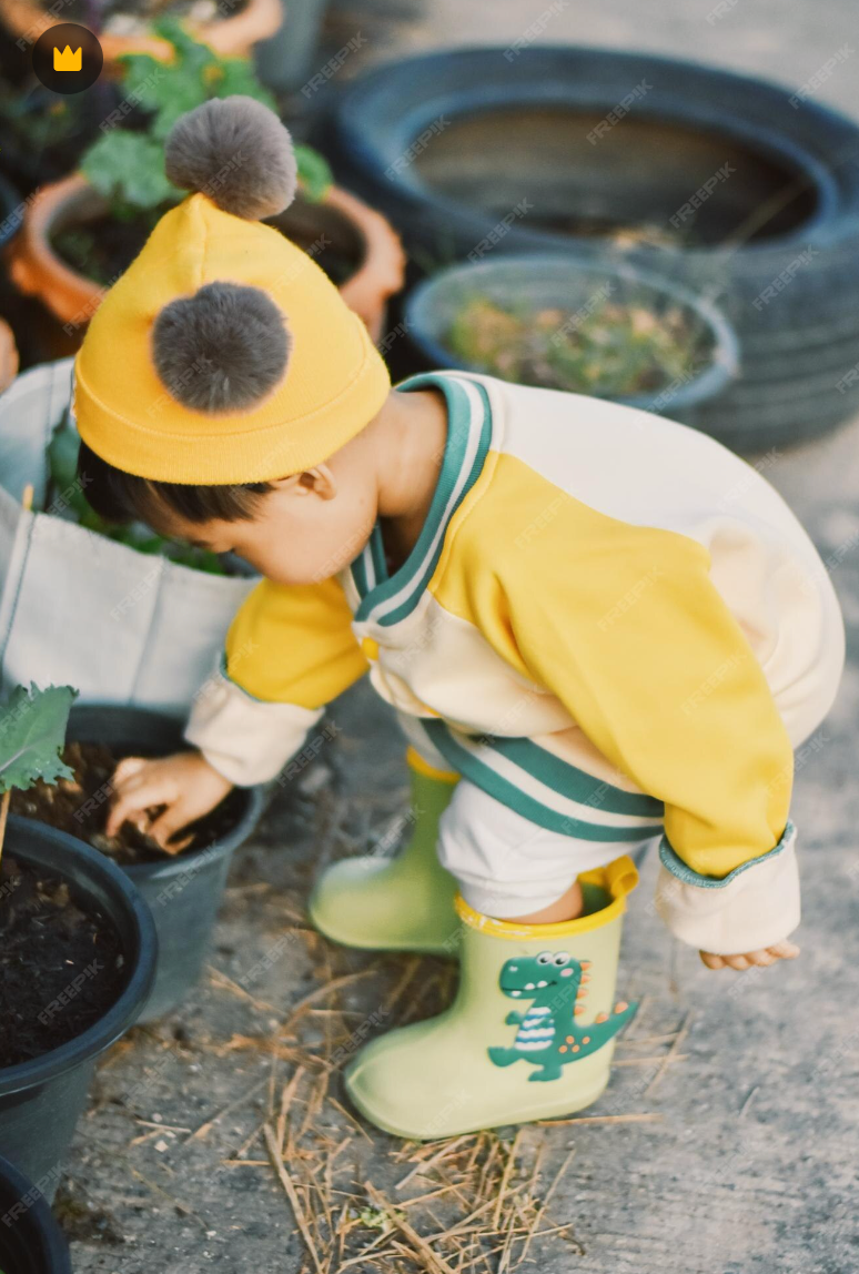 petit enfant qui explore la terre