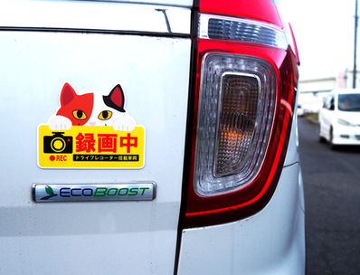 三毛猫をモチーフにしたマグネットサインの使用イメージ