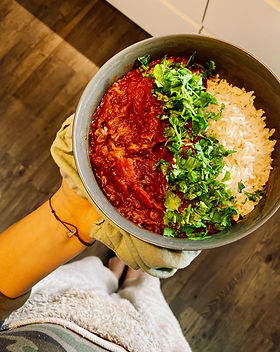 Geröstete Aubergine mit Tomaten Reis und frischen Kräutern