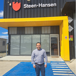Damos la bienvenida a Ignacio Nawrath , quien desde el 12 de enero  se suma al equipo de Steen-Hansen Chile  como Jefe de Servicios y Postventa . Ignacio asume el desafío de liderar nuestra área de servicios con una visión estratégica  y un fuerte enfoque en la satisfacción de nuestros clientes . Con 48 años, Ignacio es Ingeniero Químico Industrial  y cuenta con un Magíster en Operaciones y Logística . A lo largo de su trayectoria ha liderado equipos y gestionado operaciones y producción, siempre priorizando la calidad  y construyendo relaciones cercanas y de confianza  con los clientes. Estamos seguros de que su energía y experiencia serán un gran aporte para seguir fortaleciendo nuestro compromiso con la excelencia en el servicio.