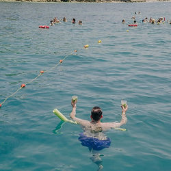 cliente feliz disfrutando en islas del rosario con mar de oro tours