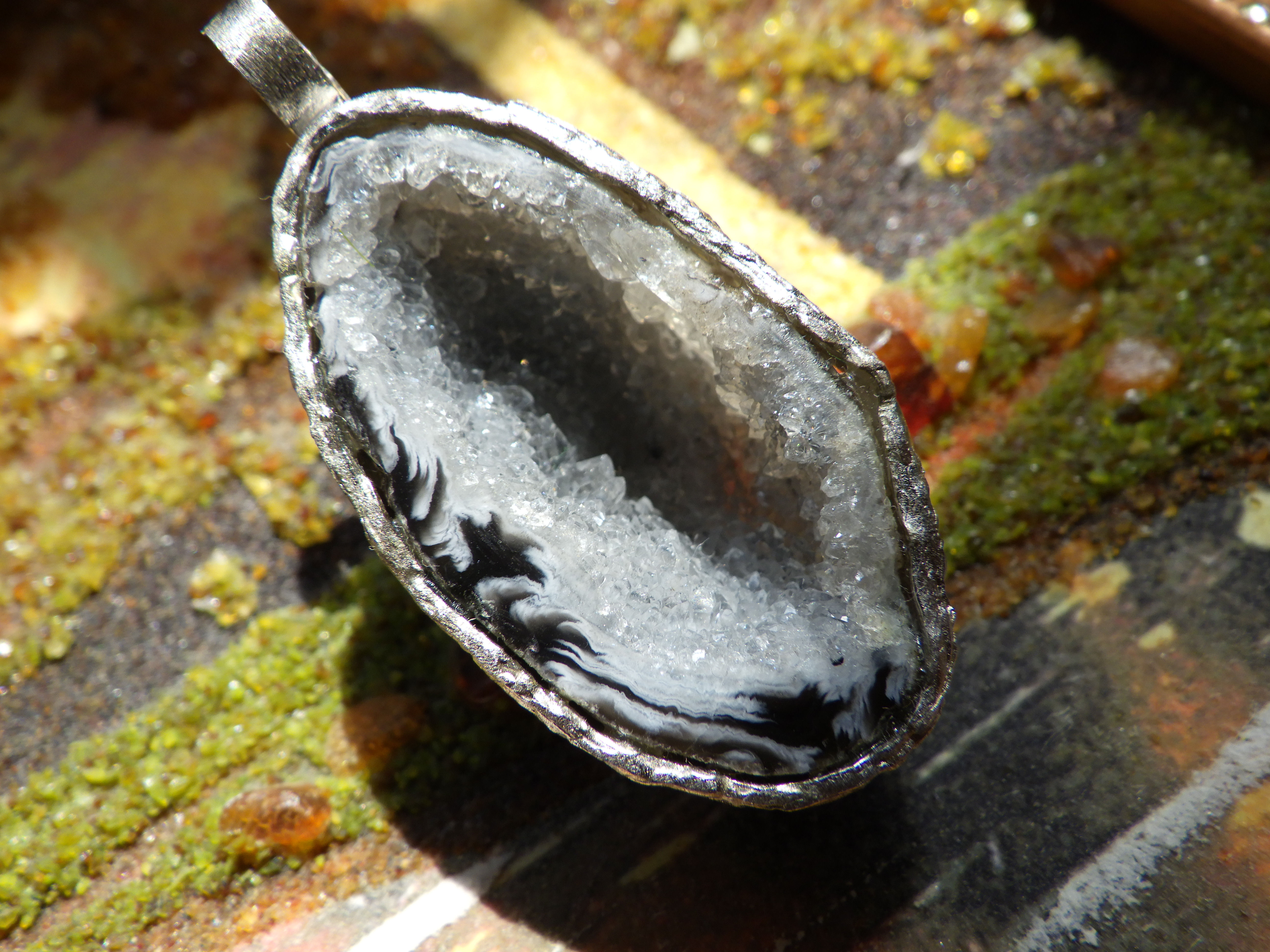 黑白妖花瑪瑙晶洞吊墜