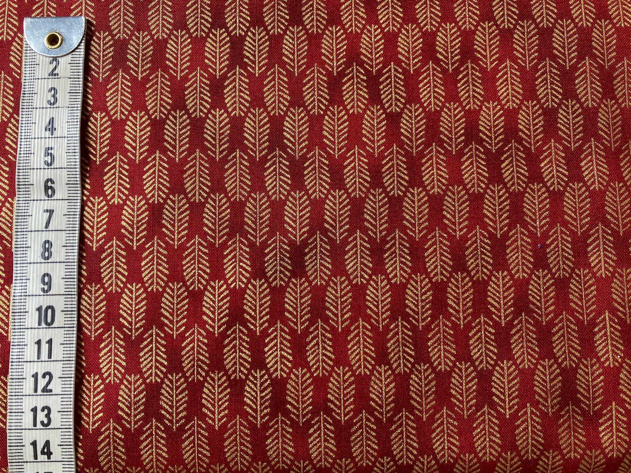 Mørk rød bund med guld grene