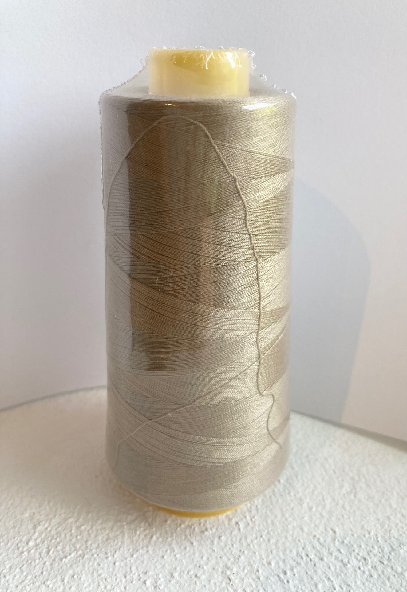 Beige overlock tråd - 2500 m