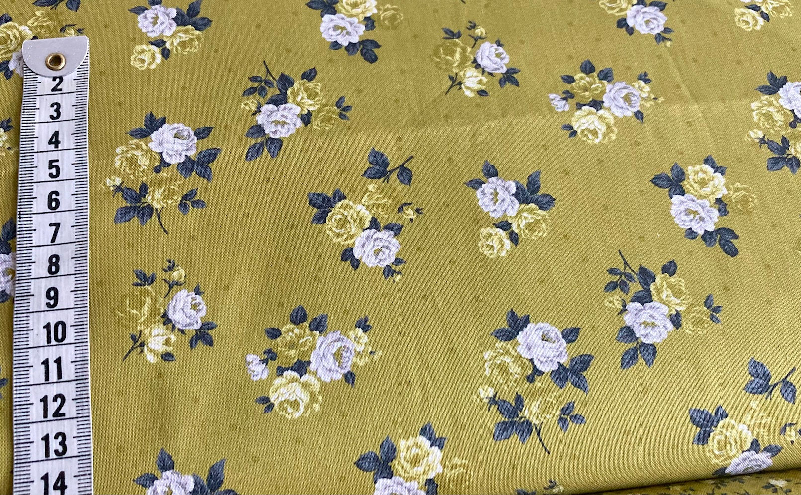 Grøn bund med roser og grå blade