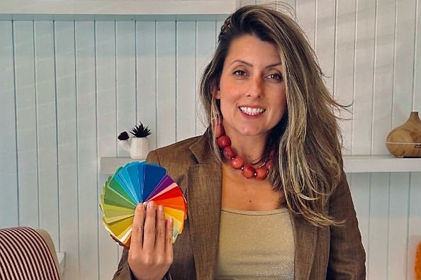 Pri holding a Colour Wheel