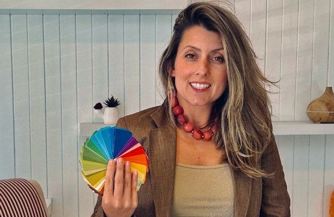 Pri holding a Colour Wheel