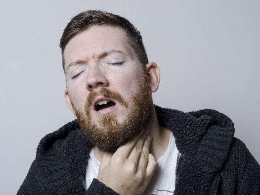 口呼吸でのどが痛い男性