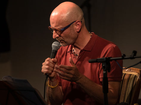 Hans Kerschbaumer bei seiner Lyrik-Performance Deep Dive