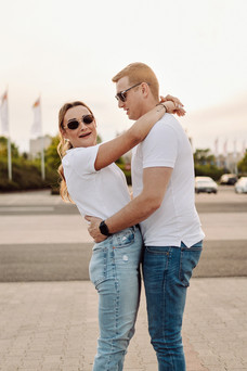 ostrowska fotograf, fotograf radom, reportaż radom, sesja narzeczeńska radom, Zakochana para podczas romantycznej sesji narzeczeńskiej w centrum Radomia – Ostrowska fotograf Sesja narzeczeńska Radom – spacer po mieście o zachodzie słońca, fotograf Radom