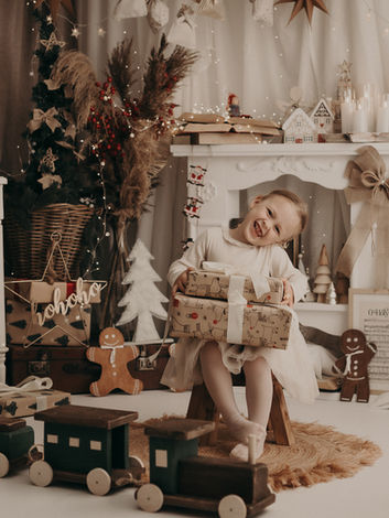 Rodzinna sesja świąteczna w studio w Radomiu wykonana przez Agnieszkę Ostrowską Fotograf. Ciepłe i naturalne zdjęcia rodzinne w świątecznej aranżacji.