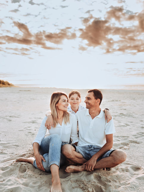Sesja rodzinna nad morzem | Wiktor z rodzicami na plaży w Karwi | Sesja lifestyle