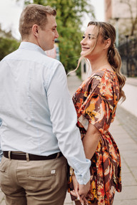 ostrowska fotograf, fotograf radom, reportaż radom, sesja narzeczeńska radom, Zakochana para podczas romantycznej sesji narzeczeńskiej w centrum Radomia – Ostrowska fotograf Sesja narzeczeńska Radom – spacer po mieście o zachodzie słońca, fotograf Radom