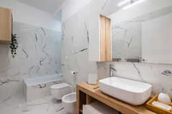 Bagno moderno in marmo.
