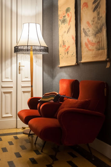 Foto di interni di poltrone ambientate in ingresso con illuminazione serale notturna.