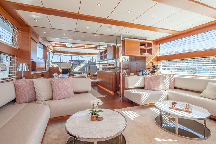Foto di interni di salone di yacht di design.