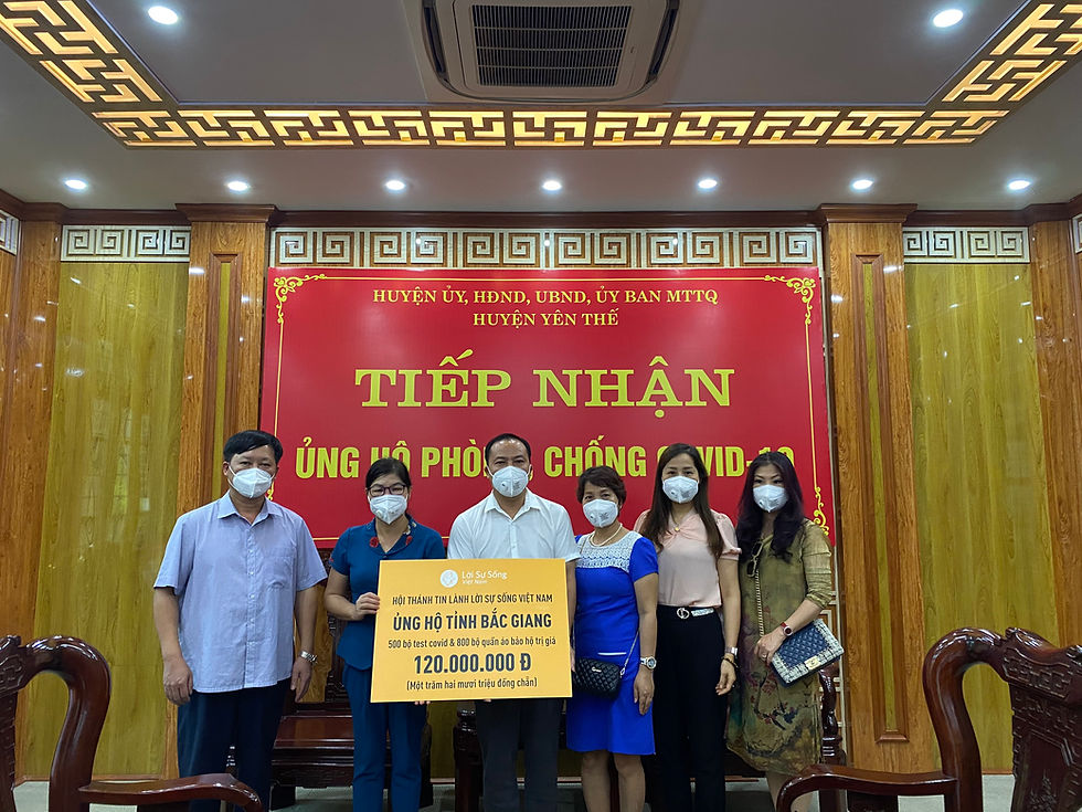 Chủ tịch UBND huyện Yên Thế tiếp nhận món quà