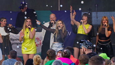 SPIELHAGEN performt auf einer Outdoor-Bühne vor Publikum bei einem öffentlichen Event.