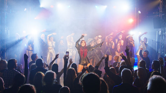 Publikum reagiert begeistert auf die Live-Show von SPIELHAGEN bei einem Corporate Event mit starker Publikumsaktivierung.