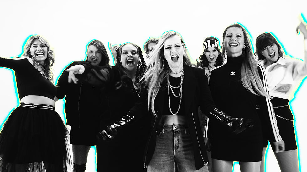 SPIELHAGEN im „Colors Collide“-Musikvideo: Chor in Schwarzweiß, energische Performance mit türkis leuchtender Kontur.