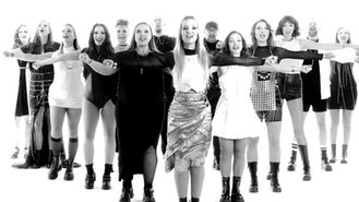 Schwarz-weißes Studiofoto von SPIELHAGEN in Formation, geeignet als Chor für Videoproduktion und Werbedreh.