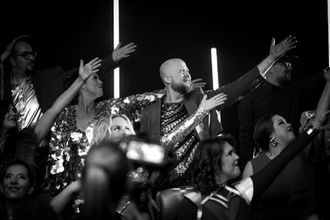 Sänger von SPIELHAGEN während eines Videodrehs inmitten von Menschen, geeignet für Werbeproduktion und Bewegtbildformate.