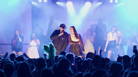 SPIELHAGEN singt auf einer Bühne vor dichtem Publikum bei einem Public Event.