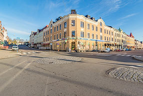 Flerbostadshus i centrala Åmål med entré och trappa upp till fastigheten