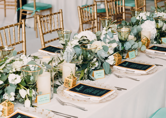 Décoration de table de mariage avec fleurs et papeterie