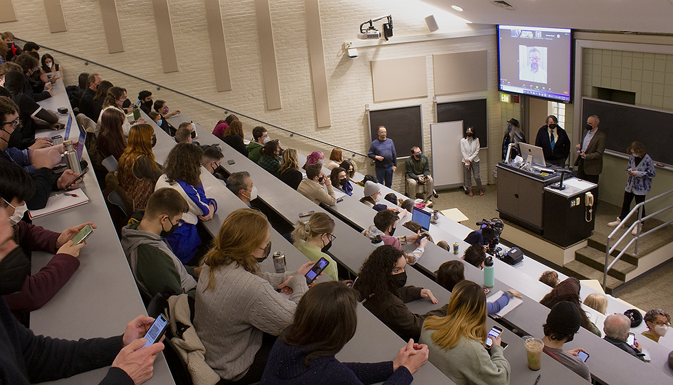 In addition to a full lecture hall, nearly 400 people attended the lecture via Zoom (Photo by James Baratta '22).