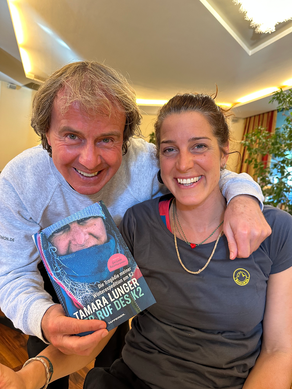 Tamara Lunger mit Franz und ihrem neuen Buch