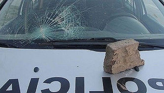 Arrojaron piedras contra policías y dañaron móviles policiales