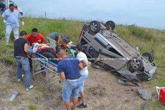 PERDIERON EL CONTROL DE LA CAMIONETA Y TERMINARON VOLCANDO AL COSTADO DE LA AUTOVÍA 14.